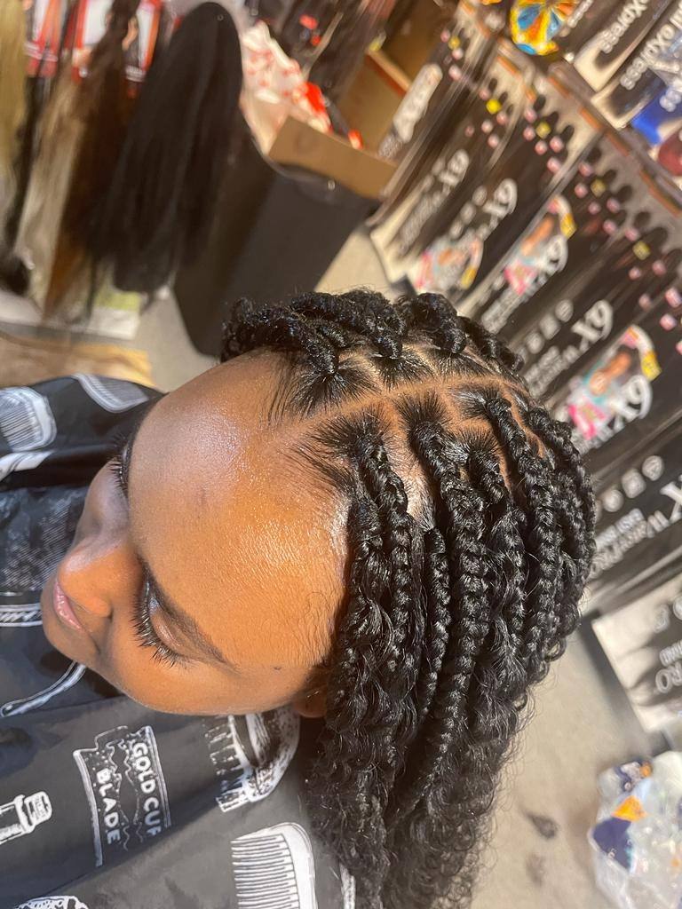 Close view of knotless braid roots and scalp parting